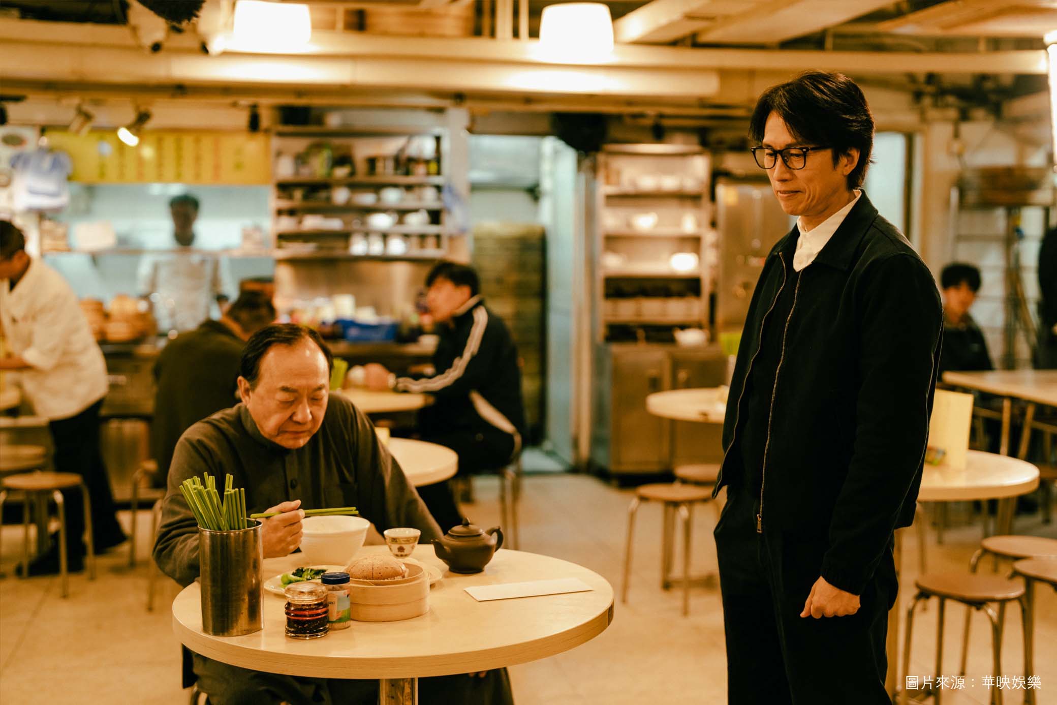 《破·地獄》由香港二代喜劇泰斗黃子華、許冠文相隔32年後的再度合作。有親情、有和解，也有面對後疫情時代的現實生活寫照。主角從婚顧師轉職殯葬業的故事，巧妙折射了時代困境，讓觀眾感受到逆境中的韌性與成長，